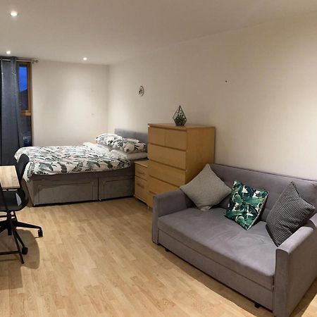 Large Room And Private Bathroom London Ngoại thất bức ảnh